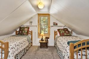 Moonridge R n R- Cozy Single Level Central Chalet Home