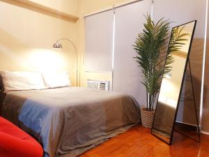 Greenbelt King Suite with Balcony at Mosaic Tower - FREE Gym Pool WiFi & Washer +