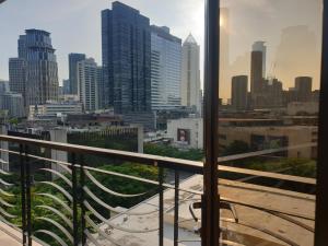 Greenbelt King Suite with Balcony at Mosaic Tower - FREE Gym Pool WiFi & Washer +