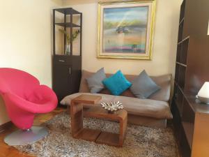 Greenbelt King Suite with Balcony at Mosaic Tower - FREE Gym Pool WiFi & Washer +