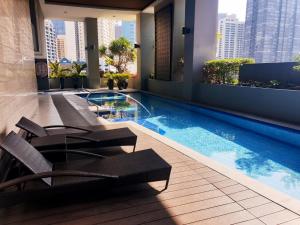 Greenbelt King Suite with Balcony at Mosaic Tower - FREE Gym Pool WiFi & Washer +
