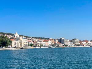 Mytilini central apt 5 min walk from port, shops