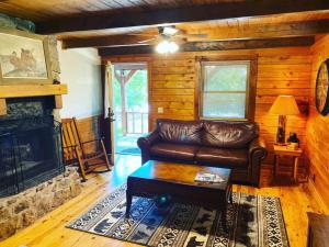 Cozy Cabin at Bear Mountain Log Cabins