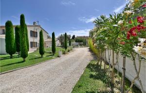 Maisons de vacances Holiday Home Sarrians with Fireplace I : photos des chambres