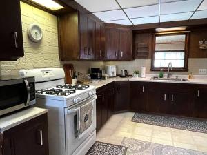 Entire Home in Buffalo - 6 Guests 3 Bedroom 1 Bath - Convenient Location - 25min to Niagara Falls