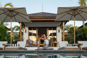 EHOA NYANYI BEACH Boutique Hotel - In front of entrance to NUANU