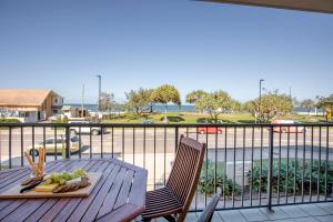 Kings Beach Oceanfront Apartment With Pool