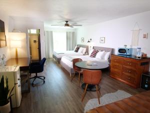 Deluxe Junior Suite room in Sierra Blue Suites