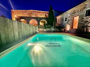 B&B / Chambres d'hotes La Maison des Vendangeurs - TABLE D'HOTES le soir du jeudi au lundi - Jacuzzi - Balneo SPA - ACCES Piscine UNIQUEMENT pour suite lit king size avec baignoire spa et chambre lit king Size baignoire spa Piscine de mai a octobre : photos des chambres