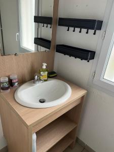 Maisons de vacances Les Amareyeurs - Ile d'Oleron - Maison classee 3 etoiles avec piscine - Clim - Velos : photos des chambres