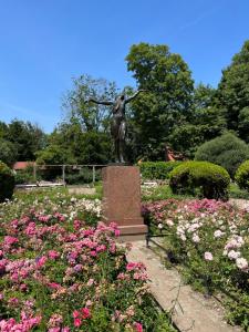 Dedek Park - historyczny dworek w pięknym Parku Skaryszewskim obok Stadionu Narodowego