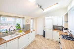The Railway Inn MK - Victorian 3-Bedroom Home with Sauna, Jacuzzi Bath, FAST WI-FI & Free Parking