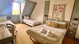 Hotels Hotel Bien-Etre Aux Cypres de Marquay : Chambre Quadruple Confort - Vue sur Vallée