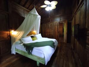 Villa Joglo Omah Kempalan, private pool, 6 BR in Sentul