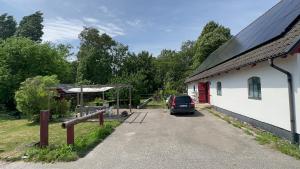 Stort rymligt boende med två sovrum och pentry i lantlig miljö