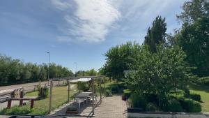 Stort rymligt boende med två sovrum och pentry i lantlig miljö