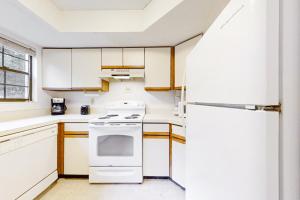 Two-story townhome with fast WiFi & pool - steps from the beach