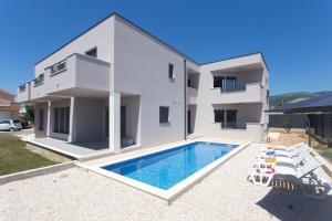 Modern apartment with swimming pool