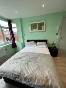 Letzi Ensuite, 15 Min to Heathrow, Fast WiFi