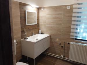 Türkiz Apartman - 5 szobás 13 fős apartmanház 4km a Balaton- Balatonszabadi