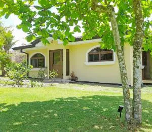 Lake Arenal 2 Bed Country House - Communal Pool & Gym - San Luis