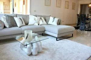 Elegant and spacious garden apartment with beautiful views - Ojén