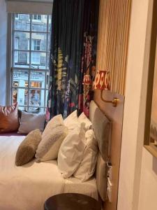 16th Century Courtyard Apartment on the Royal Mile