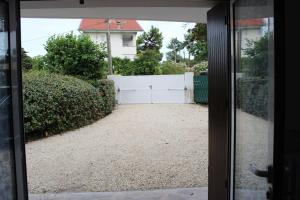 Appartement neuf 2 chambres avec jardin 2 places de parking securise a 300 metres de la plage