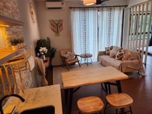 Unique Boho Style Condo with NETFLIX for up to 5PAX - Enjoy Mountain View while swimming at the Infinity Pool & Natural Hotspring Pool, 2mins walk to the Lost World of Tambun, Water Themepark at IPOH