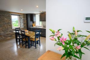 Killarney Old School Road sleeps 6