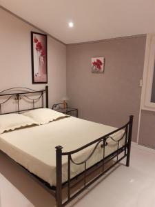Sejours chez l'habitant Chambre coquelicots chaleureuse dans un ecrin verdoyant : Chambre Double - Vue sur Jardin