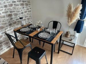 Studio lumineux Cœur de Moret 50m du Loing