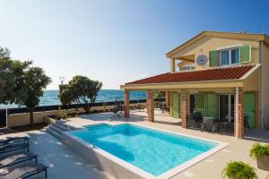 Exclusive luxury Villa with glorious sea view - by TA Leut Agency