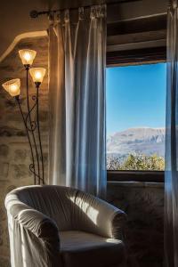 Casale con vista sui Monti Sibillini e piscina