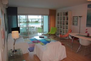Homey Luxury Apartment, Direct access to pool, Close to beach & town with AC