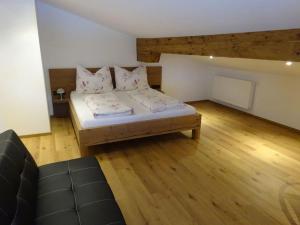 Gemütliche Dachgeschosswohnung mit Balkon & Garten