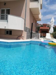 Sea view apartment with swimming pool near beach