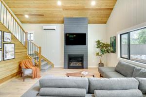 Modern Lakeside Cabin with Mountain Views and Hot Tub!