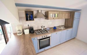 Villa Riviera blue with seaview, pool, whirlpool, parking and boat excursions