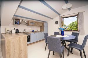 Villa Riviera blue with seaview, pool, whirlpool, parking and boat excursions