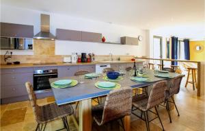 Maisons de vacances Nice Home In Vagnas With Outdoor Swimming Pool, Wifi And Private Swimming Pool : photos des chambres