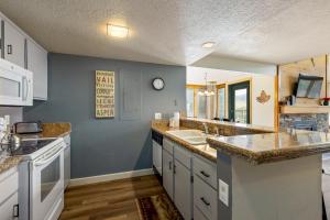 1607 Quicksilver condo