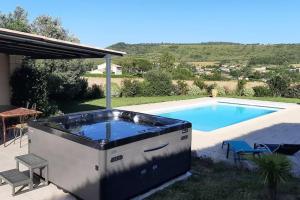 Villas Villa de l'ibie, 8 personnes piscine jacuzzi : photos des chambres