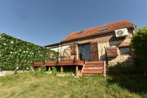 Maisons de vacances Maisonnette du bonheur - Vue campagne - Baignoire Balneo 32 jets - Lits Queen size : photos des chambres