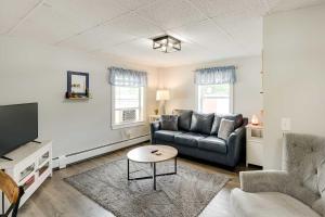 Chic and Central Apartment about 6 Mi to Sebec Lake!
