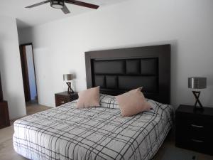 Hermosa Casa en Orilla del lago -Zona de villedos-