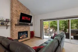 Luxe Mt. Rainier Lodge w/ Hot Tub-AC-Game Room - Nisqually Vista