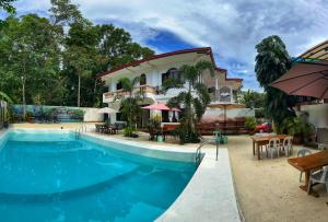 White Summerville Tourist Inn