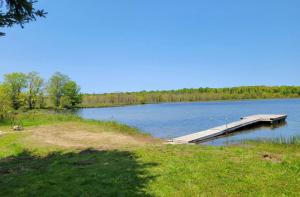 Lovely waterfront private cottage with hot tub in Kawartha Lakes