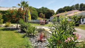 Maisons de vacances Appart'e Nature L'ESCALE - Saintes - Piscine, Parking, Terrasse, Wifi : photos des chambres